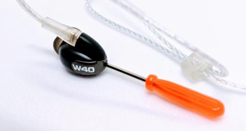 フェイスプレート交換は簡単。付属のドライバーでネジを外し交換するだけ。