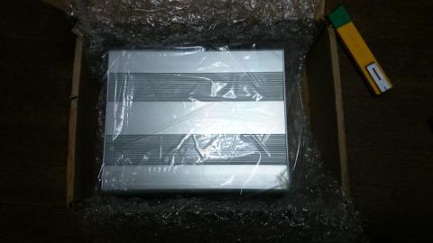 面積の大きいガムテープで包まれたダンボールにエアパッキン