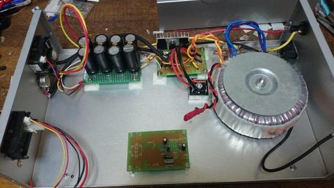 もう一組基板・平滑コンデンサーなどが入ります。