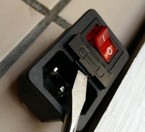 マイナスドライバでこじるとヒューズボックスが出る