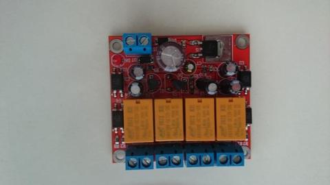 左上のスペーサー取り付けホールの下にLEDが