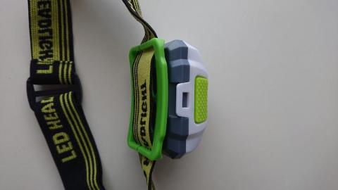 緑ボタンがスイッチでその隣がバッテリーケース開閉口