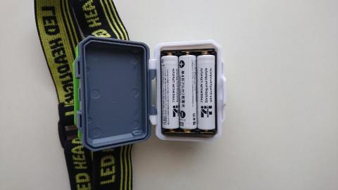 単4三本いれます。