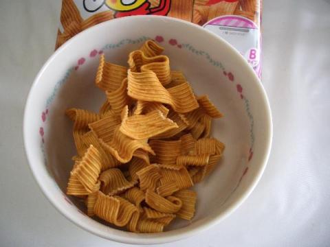 おやつカンパニー ベビースター ドデカイラーメン チキン味(皿入れ)