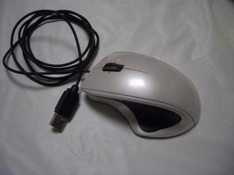 BlueLED式有線マウス iBUFFALO BSMBU18(側面)