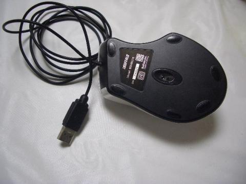 BlueLED式有線マウス iBUFFALO BSMBU18(裏面)