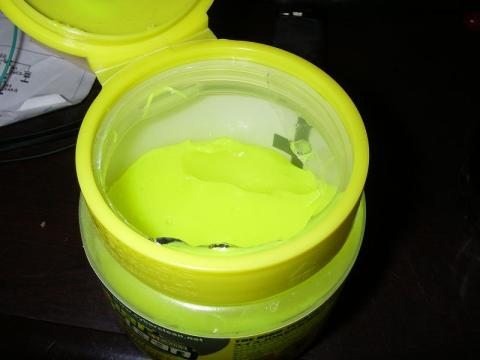 ボトルから必要な分だけつまみ出して、蓋の縁で切り取ってあげると衛生的にいいと思います。