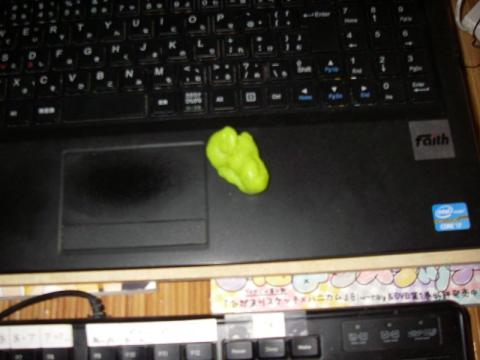 ホコリをこのスライム状の物体に巻き込んでいく性質のクリーナーなので、使いきりです。