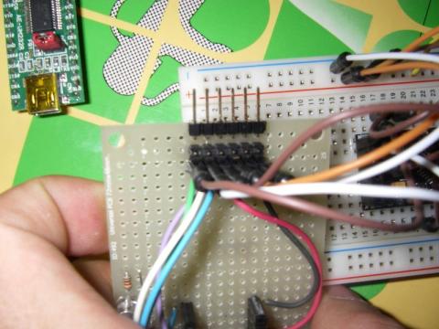 信号線の先には、メスピンソケットと挿入用のオスピンヘッダを配置しています。