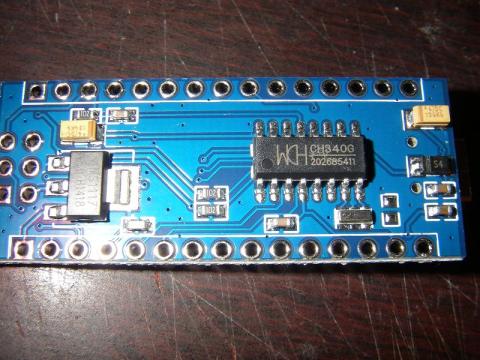 裏面の電圧レギュレータとUSBシリアル変換チップ