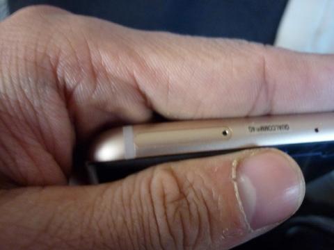 ここを専用のSIM取り出しピンで押すと・・・