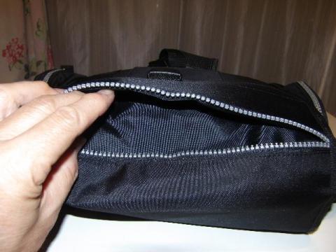 バッグの蓋の部分のポケット