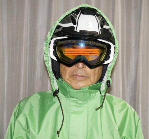 ヘルメットの上にフード