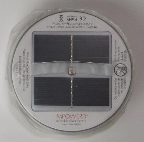 裏面の太陽電池と電源スイッチ