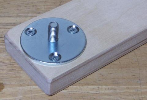 曲木脚に丸座金を付ける