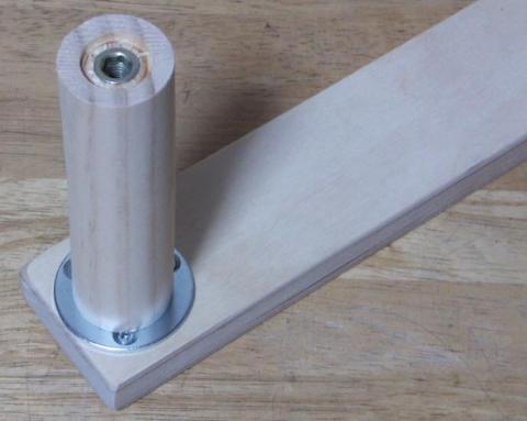 丸座金に丸木をねじ込む