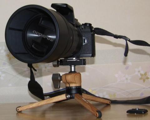 カメラと望遠ズームレンズを載せた