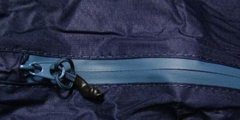 背面ポケットのファスナー