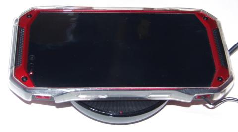 スマホ充電中(赤ランプ点灯)