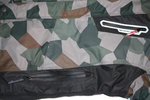 左胸ポケットと脇のポケット