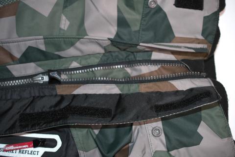 前のジッパーとマジックテープ