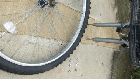 外した車輪とフォークとパーツ