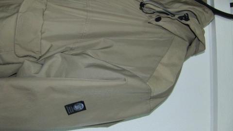 肩の滑り止めとタグ