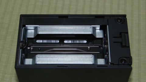 NASの天板を開ける