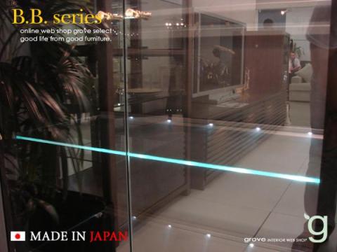 4枚あるガラスの棚板の奥に設置されたLEDが光ります。