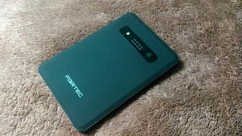 見た目は簡素でよくあるバッテリーです