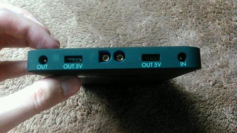 INとOUTのコネクタ口径が同じでUSBもアンペア数が書かれてないシンプル 真ん中はジャンプスターター用です