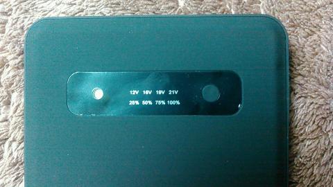 側面には左からフラッシュ用LEDライト(点灯、点滅が可能)12v,16v,19v,21vの表示と下部にはバッテリーの残量がパーセンテージで4段階表示です