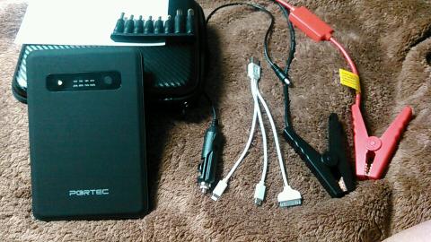 内容物はざっとこんな感じですがもう一つ隠れて見えませんが変換コネクタ用のコードもついてます