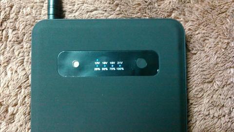 右の黒丸を押すと充電出来るようになります。現在は12v電圧が選択されてるのでそこに青LEDがついてます。