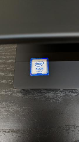 キラリと輝くXeon様のシルシ