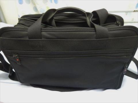 背面ポケットはクリアファイル一枚分位。