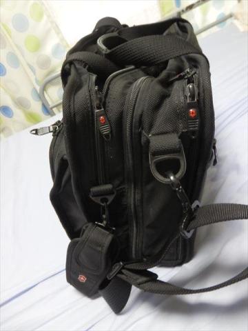 ガラケー入れが付いてます(昨今の物は大きすぎて入りません、スマホなどはとてもとても)