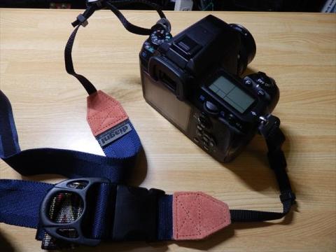 装着方向間違えて逆につけていた状態の写真ですので、本来はバックルが左手側になる予定。