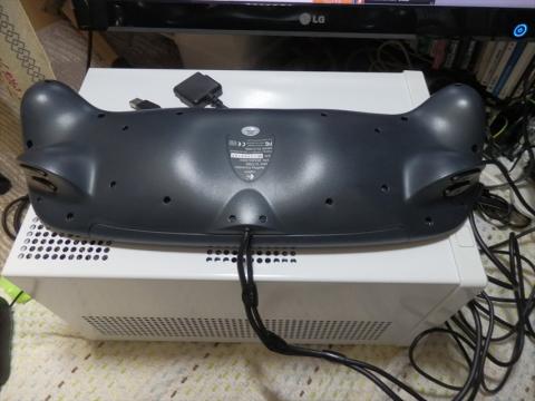 膝などの上に載せる為に波状の底