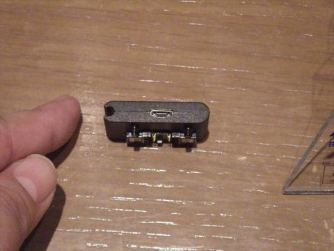 充電アタッチメントです。本体との接続部に付けて充電のようですね。