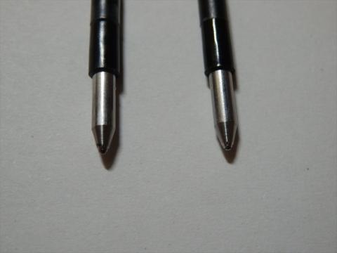 右が使用中の芯。見づらいけど、確かに少しペン先が違う??