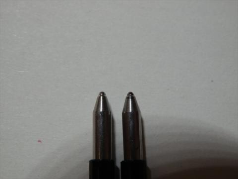 微妙に違うと言えば違うような、そうでもないような。ひっくり返した時に入れ違っていて、左が使用中の芯です。