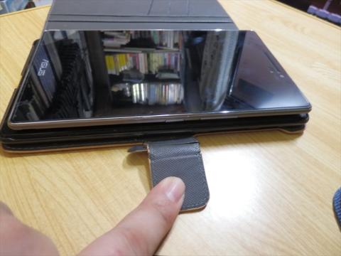 NEXUS7との大きさ比較上端を合わせて置いています