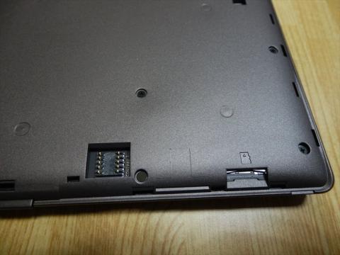 microSD挿入部とアクセサリカバー用端子