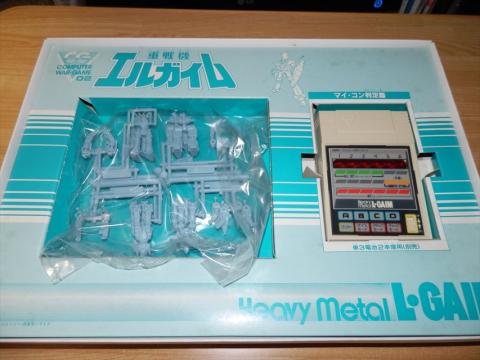 メインパーツであるマイコンとフィギュア(プラ製)