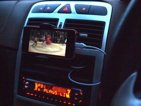 インダッシュトレイに固定した iPhone でカーナビ+テレビ