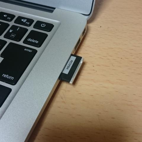 Macbook Airのスロットへ・・・