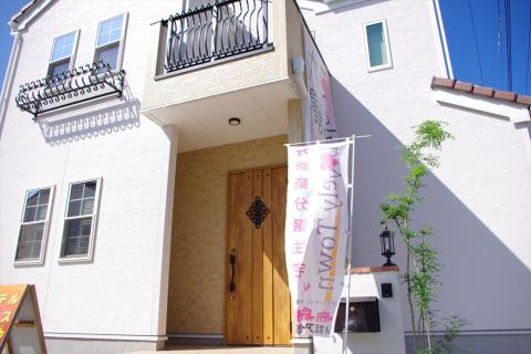 入り口はオールドパイン調玄関ドアを採用しています。高級感がありますね!