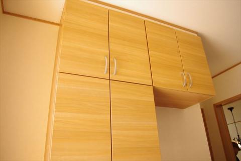 玄関には多くの収納スペースがあります。