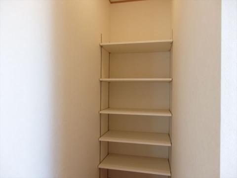 玄関奥にも、収納があります。